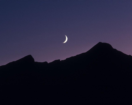 Mond über den Bergen